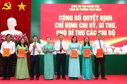 Đảng ủy phường Phan Rang công bố quyết định sắp xếp, kiện toàn các tổ chức đảng