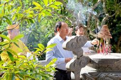 Đoàn công tác của Ban Thường vụ Tỉnh uỷ dâng hương tại Đền thờ Vua Lê Thái Tổ