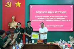 Đồng chí Chủ nhiệm Ủy ban Kiểm tra Trung ương thăm, tặng quà cán bộ, chiến sĩ Đồn Biên phòng Cửa khẩu Chi Ma