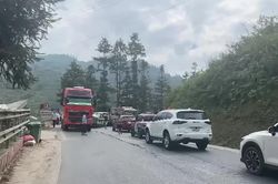 Va chạm giữa xe khách và sơ mi rơ moóc trên Quốc lộ 4D gây ùn ứ giao thông cục bộ
