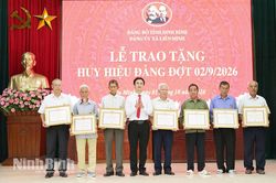 Đảng ủy xã Liên Minh tổ chức Lễ trao tặng Huy hiệu Đảng và triển khai nhiệm vụ trọng tâm 3 tháng cuối năm