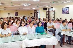 Chi cục Dân số và Trẻ em phổ biến kiến thức về chăm sóc sức khỏe cho người cao tuổi phường Phủ Lý