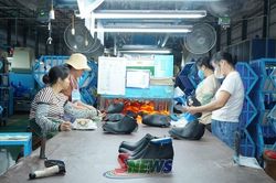 Những nhà máy nhộn nhịp vào ca