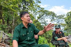 Gọi đồng đội từ vách đá biên cương