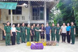 Hội Phụ nữ Bộ CHQS tỉnh trao tặng sinh kế cho hội viên phụ nữ khó khăn