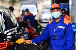 Giá xăng tiếp tục tăng vượt mức 27.100 đồng mỗi lít