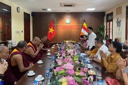 Chư tăng Tu viện Sera Mey (Ấn Độ) thăm Phân viện NCPH tại Hà Nội và Tạp chí NCPH