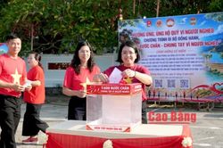 Gần 300 triệu đồng ủng hộ Quỹ 'Vì người nghèo' phường Nùng Trí Cao