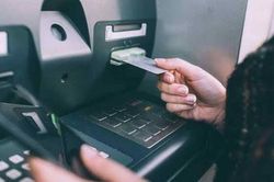 Đi rút tiền, tá hỏa phát hiện bao tải chứa 3,3 tỷ đồng bỏ quên ngay trên nóc ATM