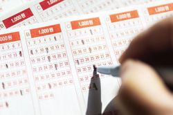 Dò vé số tưởng chỉ ẵm giải 6 an ủi, người đàn ông 'sốc lịm' khi phát hiện trúng 41,5 tỷ đồng
