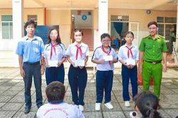 Công an xã Đất Đỏ trao học bổng, tuyên truyền phòng chống ma túy học đường