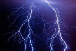 Thanh niên sử dụng điện thoại ở trong nhà tử vong lúc trời sấm sét