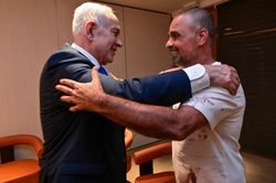 Mặc áo dính máu gặp Thủ tướng Israel, kể chuyện chặn cơ phó cướp máy bay