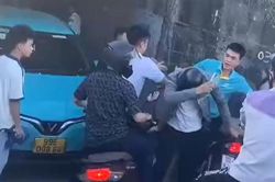 Truy tìm nam thanh niên đi xe máy liên quan vụ ẩu đả dưới hầm chui ở Bắc Ninh