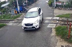 Vượt đèn đỏ tại đường ngang, một tài xế bị phạt đến 20 triệu đồng