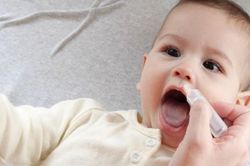 Bé 19 tháng ngưng thở vì ngộ độc thuốc nhỏ mũi: Cảnh báo cha mẹ khi dùng thuốc nhỏ mũi cho con