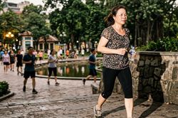 Đi bộ sau 50 tuổi, bao nhiêu bước là phù hợp?
