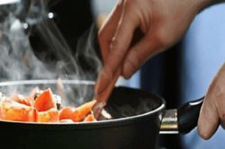 Những thực phẩm người nhiễm HIV nên tránh để bảo vệ hệ miễn dịch