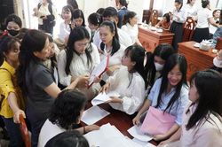 Nhiều giáo viên, nhân viên lo lắng khi phải ký lại hợp đồng từng năm