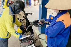 Giá xăng tăng, E10 RON 95 lên 27.180 đồng/lít từ 3 giờ chiều 1/10