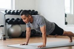 Chống đẩy 100 lần mỗi ngày có giúp tăng cơ ngực?