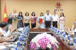 Bộ trưởng Bộ Y tế trao Quyết định điều động, bổ nhiệm Phó Chánh Văn phòng Hội đồng Y khoa Quốc gia