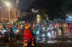 TP.HCM: Mưa lớn khiến nhiều tuyến đường ngập, người dân chật vật giờ tan tầm