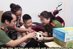 'Hành trình Mẹ đỡ đầu' xúc động của công an phường với cậu bé mồ côi