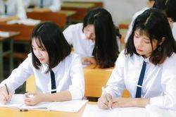 Bộ GD-ĐT giải thích sách giáo khoa mới không phải làm lại từ đầu