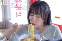 Bữa ăn khác lạ của YouTuber nổi tiếng nhất Hàn Quốc
