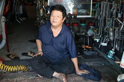 Tiệm sửa xe 'không tiền cũng vá' giữa lòng TP.HCM