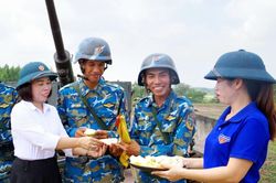 Cô giáo mầm non tiếp sức bộ đội trên thao trường huấn luyện