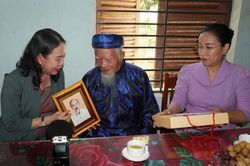 Phó Chủ tịch nước Võ Thị Ánh Xuân thăm, tặng quà người cao tuổi tại Đà nẵng