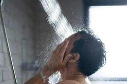 Bác sĩ cảnh báo thói quen lấy nước vòi sen để súc miệng