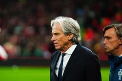 HLV Bồ Đào Nha bất ngờ lên tiếng giữa ồn ào về Ronaldo