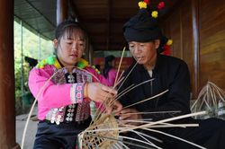 Học nghề mở hướng sinh kế cho người dân Hua Bum