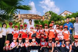 Khi chiếc lá hóa thành đồ chơi, cánh đồng thành lớp học