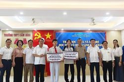 120 triệu đồng tiếp sức hai chị em có bố thoi thóp, mẹ tâm thần vượt khó