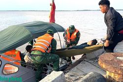 Đồn Biên phòng cửa khẩu cảng Giao Long hỗ trợ thuyền viên gặp nạn trên biển vào bờ cấp cứu
