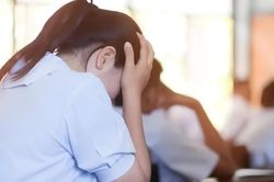 Tại sao trẻ có thể nói với nhiều người xa lạ trên mạng nhưng lại 'đóng cửa' với chính cha mẹ mình?