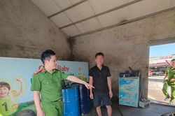 3.000 lít dầu lậu ngụy trang dưới cơ sở thu mua phế liệu