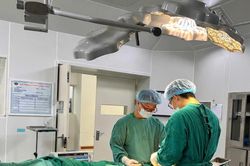 Nam thanh niên bị chân chống xe máy đâm xuyên cẳng chân