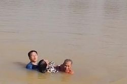 Thượng tá CSGT bơi ra giữa sông Hương cứu người phụ nữ đang chìm