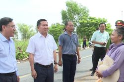 Ông Đinh Văn Nơi trao 240 triệu đồng hỗ trợ 4 hộ dân bị cháy nhà ở An Giang