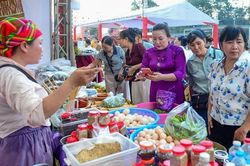 Hàng nghìn du khách khám phá phiên chợ vùng cao ở Lam Kinh