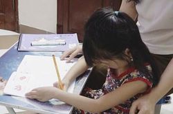 Sau giờ học ở trường, áp lực vẫn theo trẻ về nhà