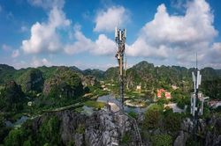 Lên núi xóa 'lõm sóng,' mở cánh cửa Internet cho trẻ em vùng cao