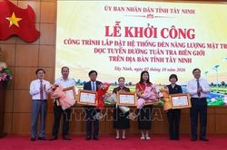 Tây Ninh lắp đặt đèn năng lượng mặt trời dọc đường tuần tra biên giới