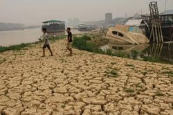 El Nino khiến sông cạn, cản trở vận chuyển than ở Indonesia