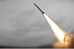Tổng thống Zelensky xác nhận, Ukraine lần đầu sử dụng thành công tên lửa đạn đạo FP-7